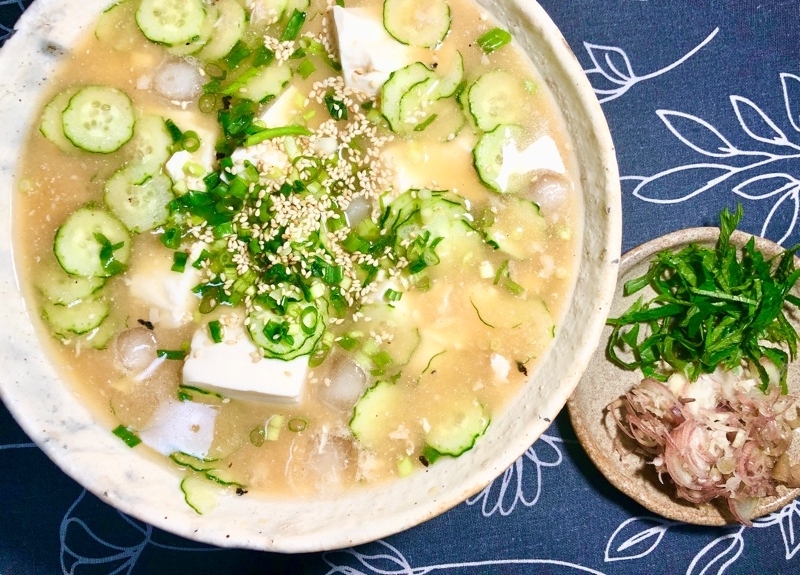 冷や汁に薬味を添えて撮った写真