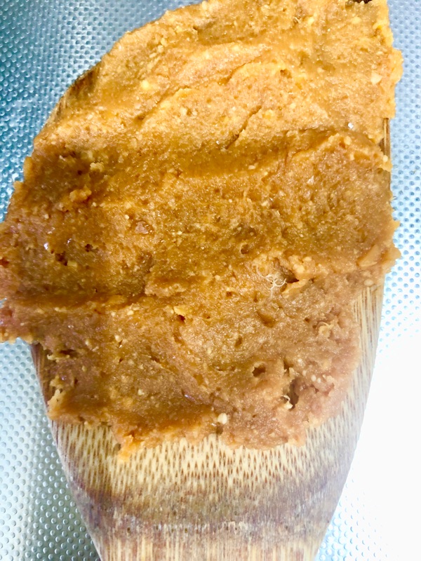 味噌をしゃもじに塗って撮った写真
