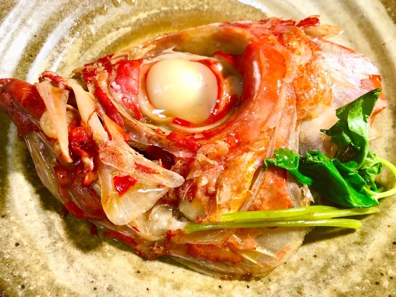 キンメダイのお頭の煮つけを盛りつけて撮った写真