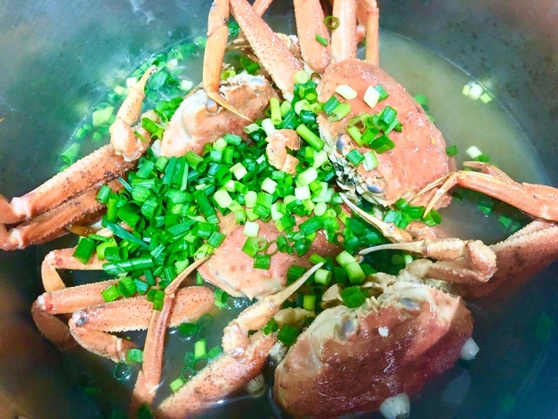 大ズワイガニの味噌汁を撮った写真