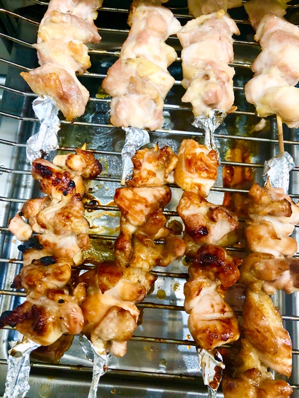 鶏ももの焼き鳥（塩・タレ）を撮った写真