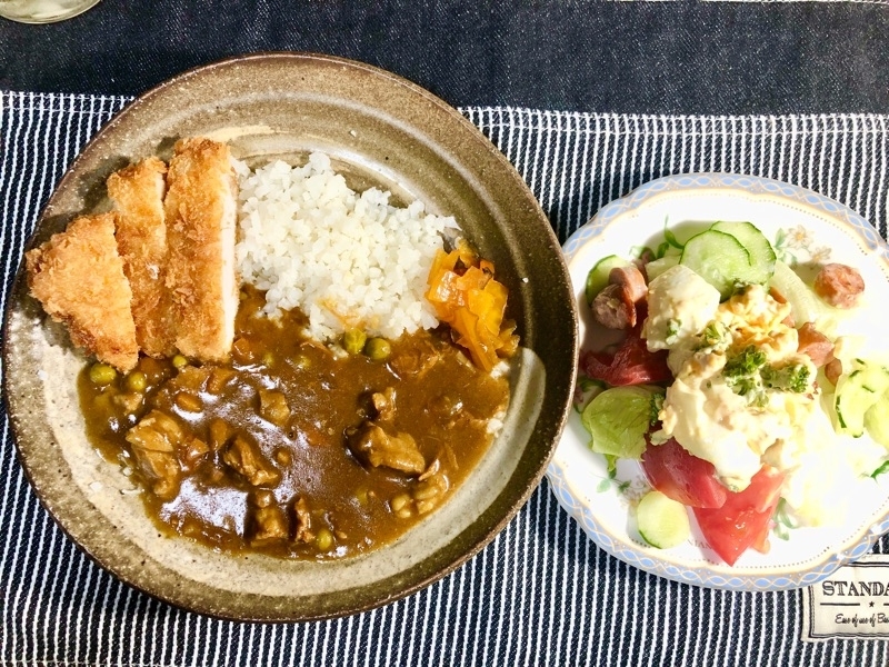 ライブ帰りのカレーとサラダを撮った写真
