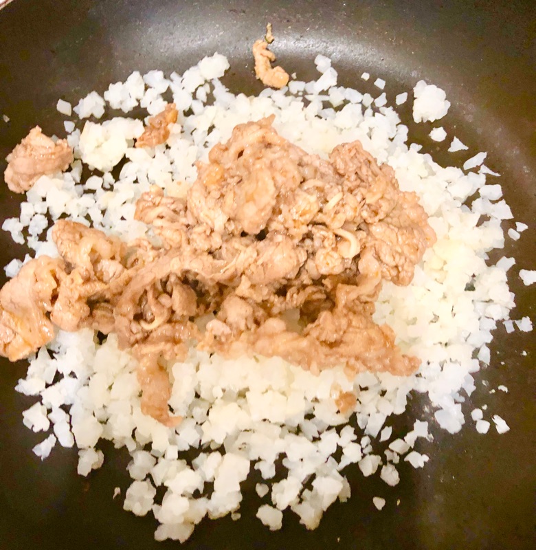 カリフラに肉をのせて撮った写真