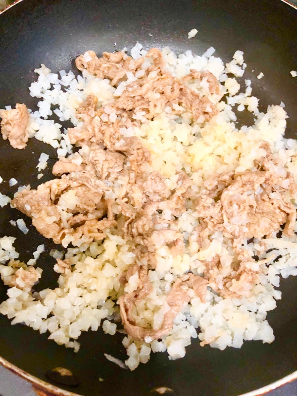 カリフラに肉を混ぜて撮った写真