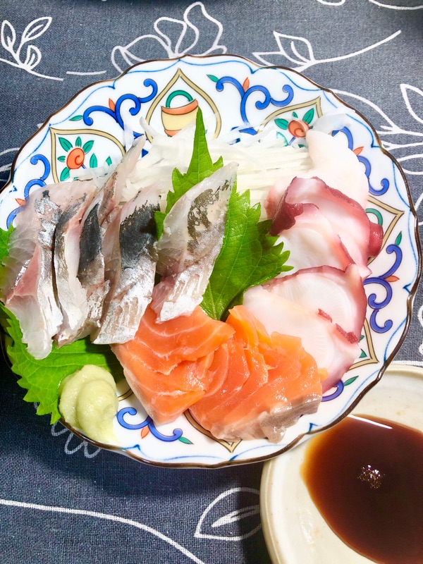 お刺身を盛りつけて撮った写真