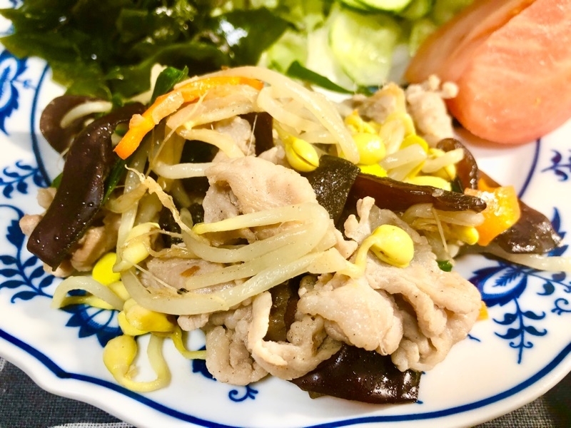 豚小間と野菜の炒めものを盛りつけて撮った写真