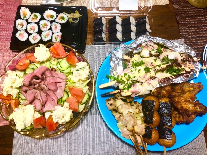 お惣菜の夕食を撮った写真