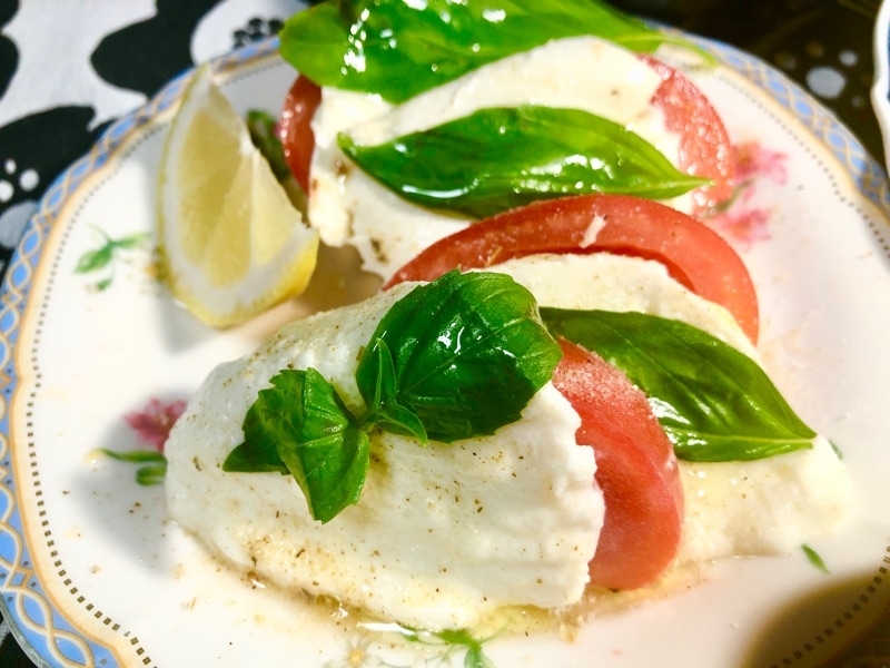 夏トマトのカプレーゼを撮った写真