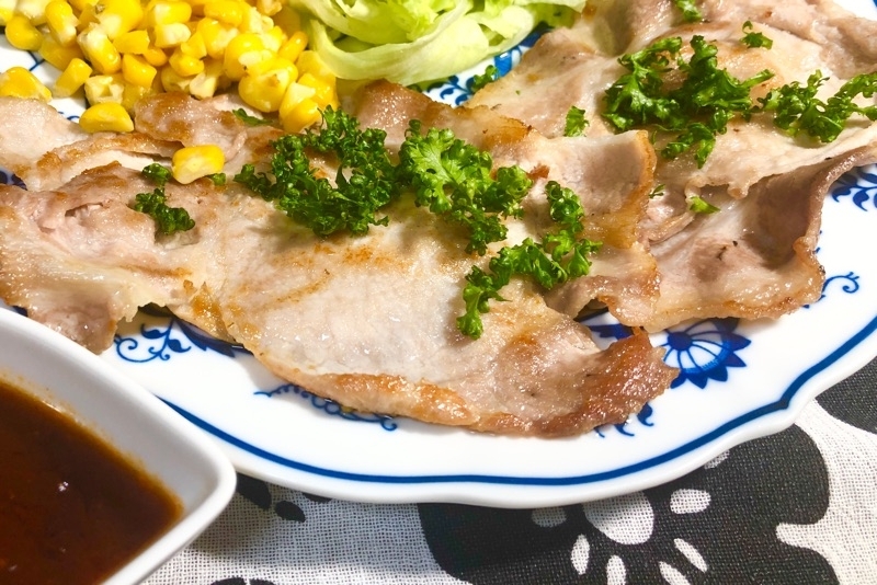 薄切りポークソテーとソースを撮った写真