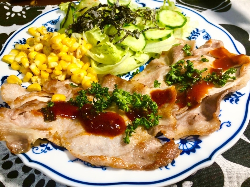 薄切りポークソテーにソースをかけて撮った写真