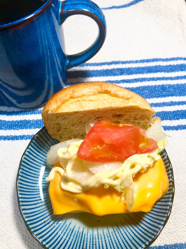ゆで鳥胸肉のチーズバーガーを撮った写真