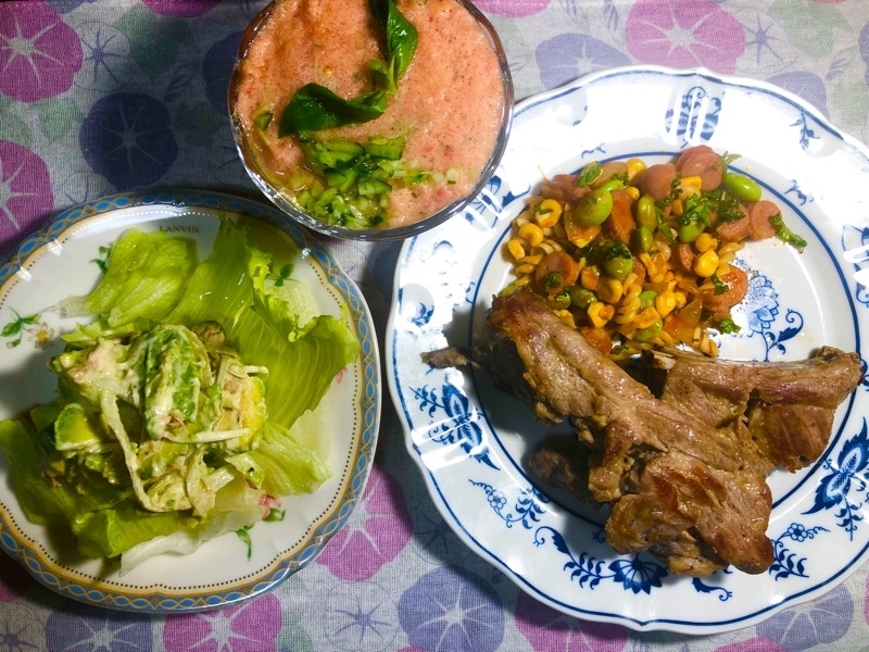 スペアリブとガスパチョの夕食を撮った写真