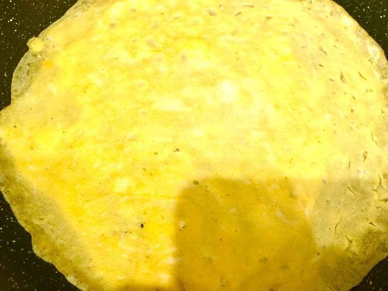 薄焼き卵を焼くところを撮った写真