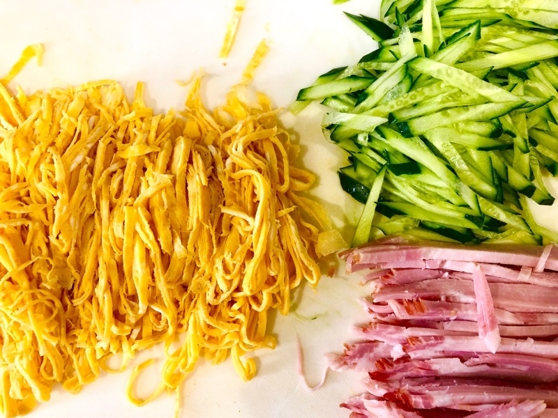 冷やし中華の具材を撮った写真