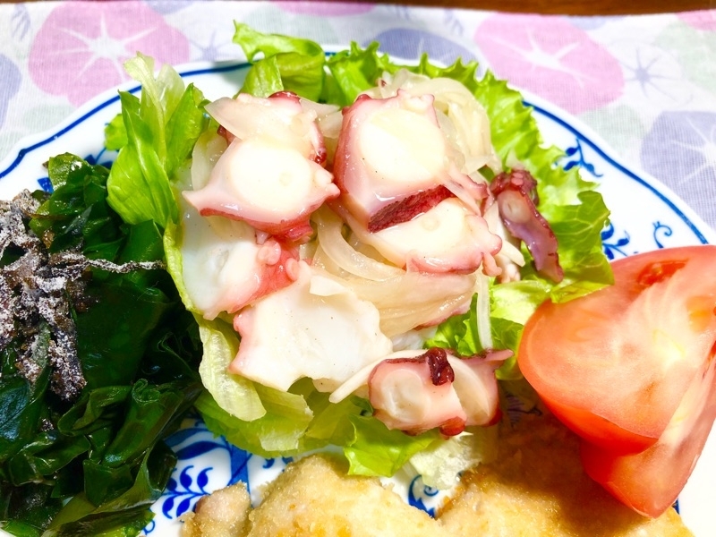 タコのマリネを盛りつけて撮った写真