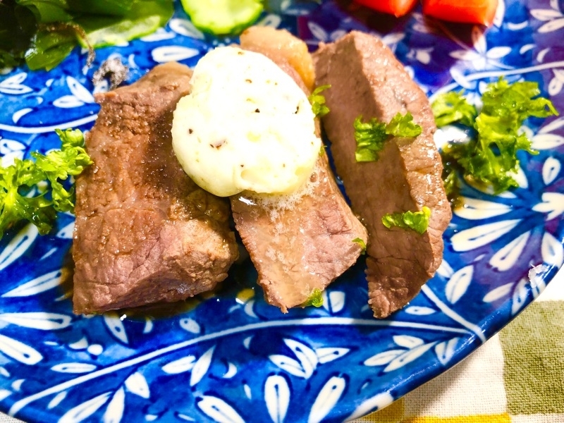 牛ステーキを取り分けて撮った写真