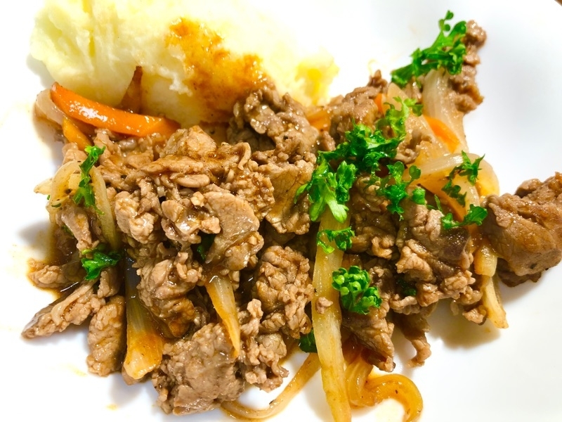 牛肉のデミグラス炒め マッシュポテト添えを撮った写真