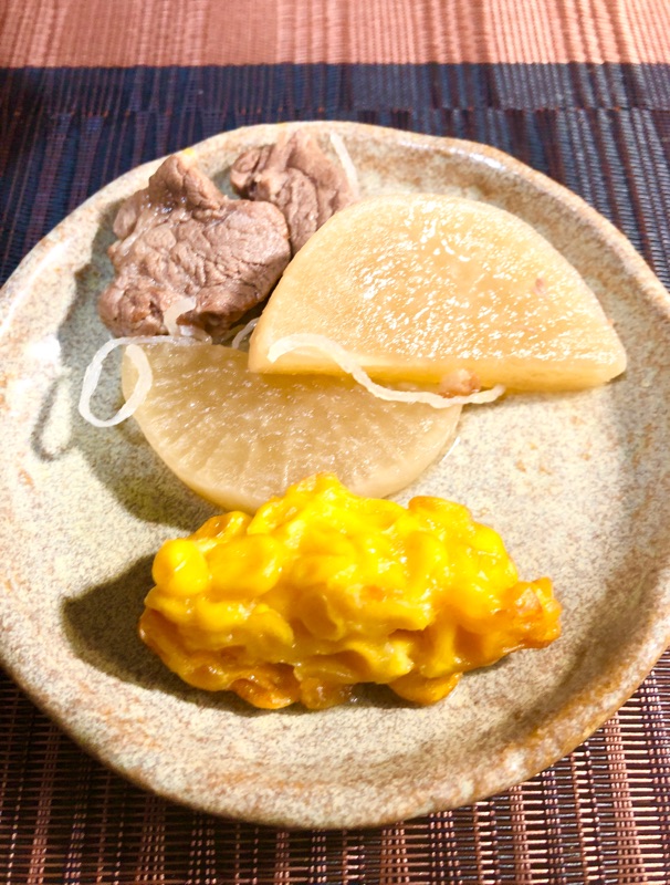 煮物とトウモロコシ揚げを撮った写真