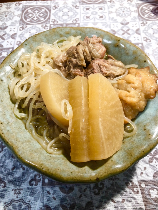牛すじの煮物を盛りつけて撮った写真