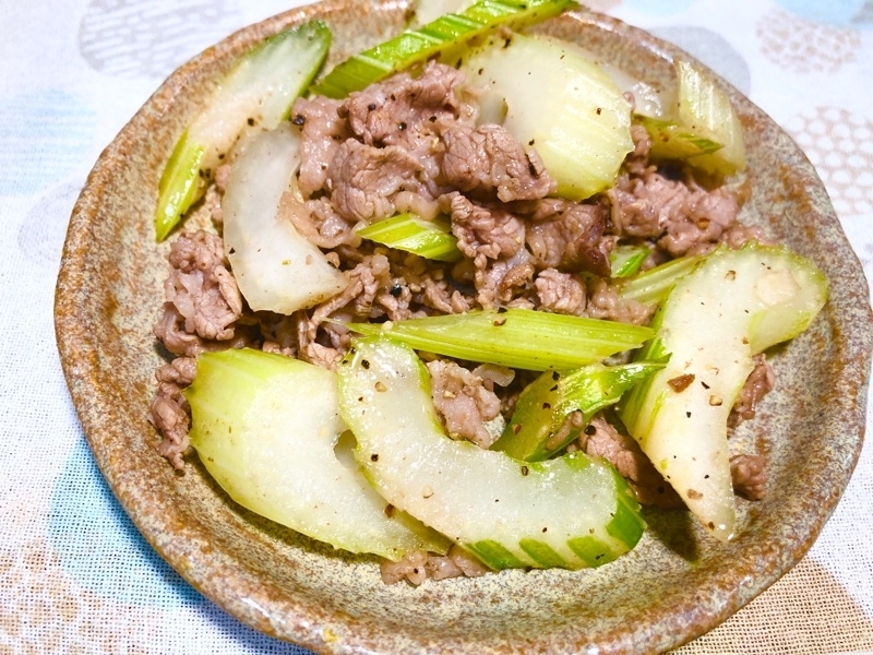 牛肉とセロリの炒めものを取り分けて撮った写真