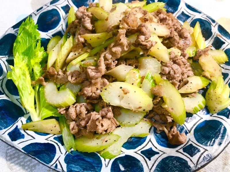 牛肉とセロリの炒めものを撮った写真