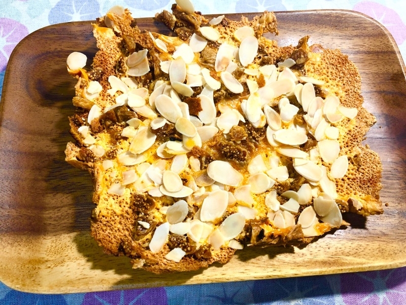 アーモンドと干しイチジクの焼きチーズを撮った写真