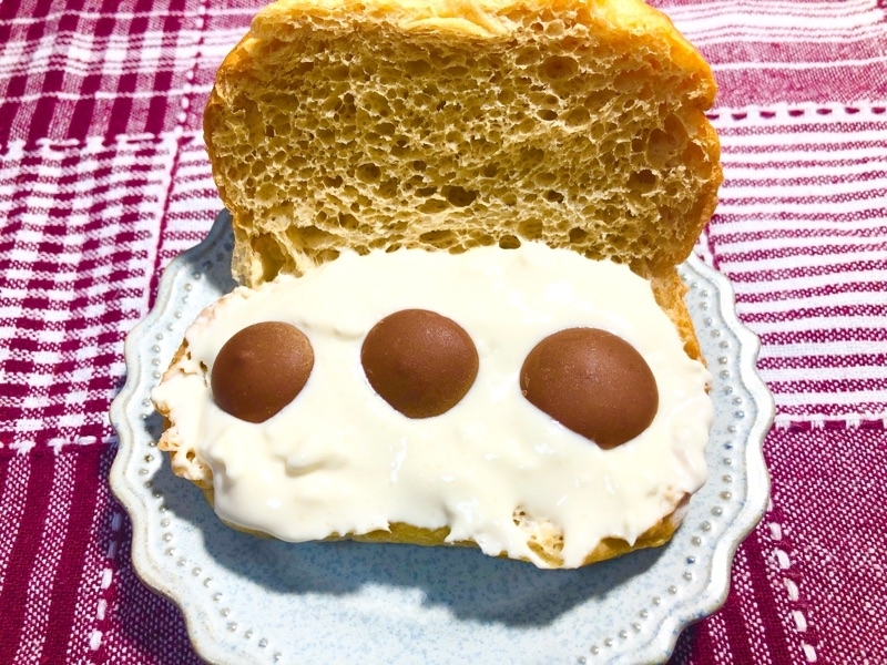 ブランパンのチーズクリームとチョコのサンドを撮った写真