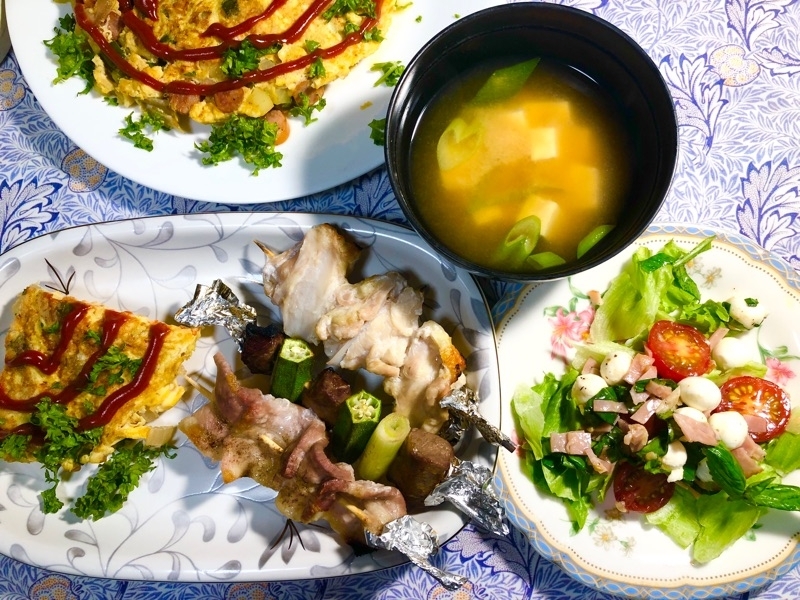 串焼き3種の夕食を撮った写真