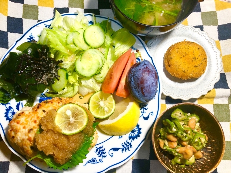 鶏ハンバーグの夕食を撮った写真