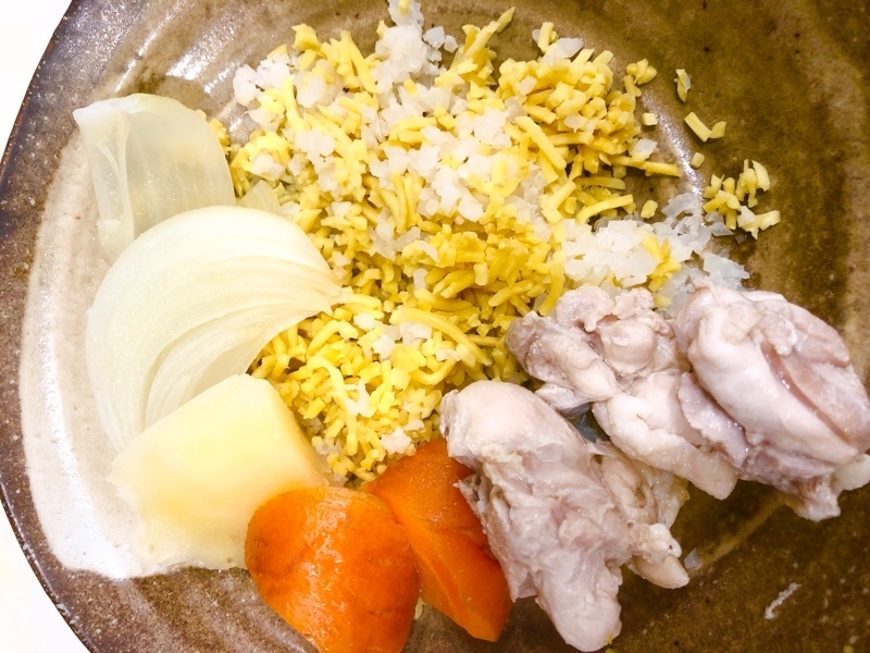 カリフラワーライスと具材を撮った写真