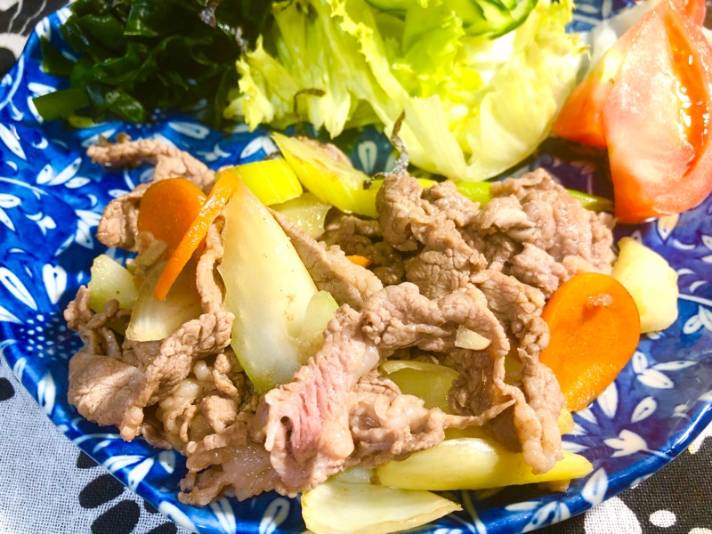 牛肉とセロリの炒めものを盛りつけて撮った写真
