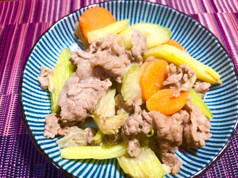 牛肉とセロリの炒めものを撮った写真