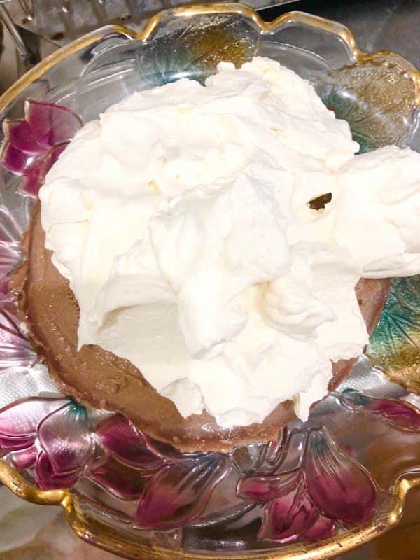 チョコプリンに生クリームを塗って撮った写真