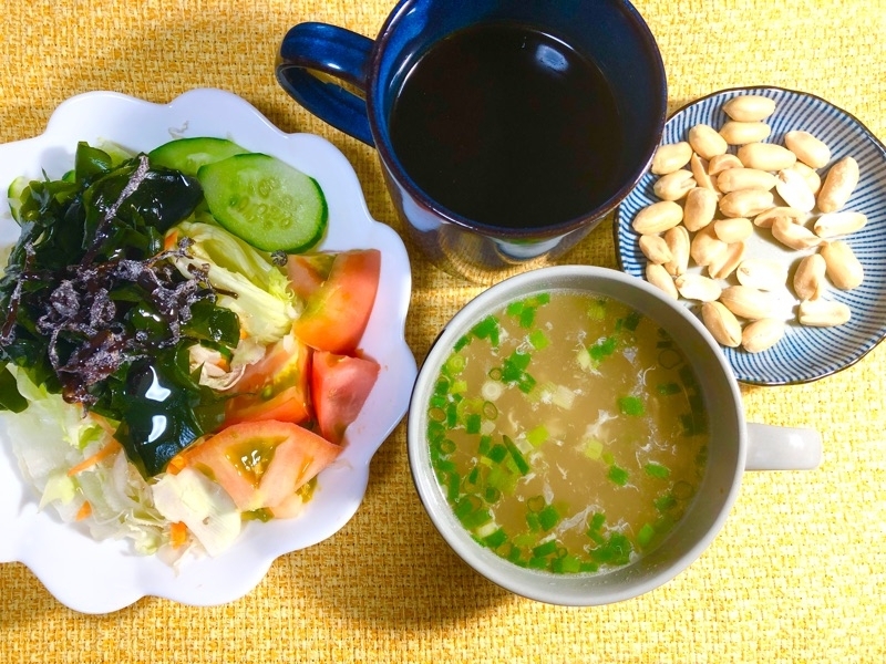 サラダとスープの昼食を撮った写真