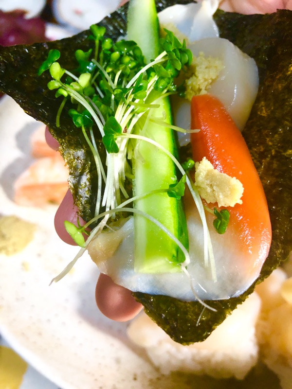 貝類を海苔にのせて撮った写真