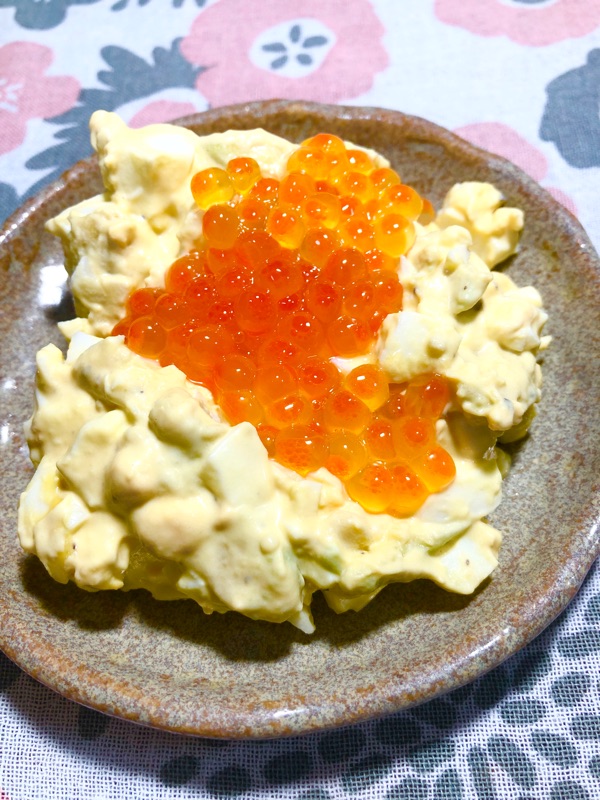 イクラの醤油漬けを卵にかけて撮った写真