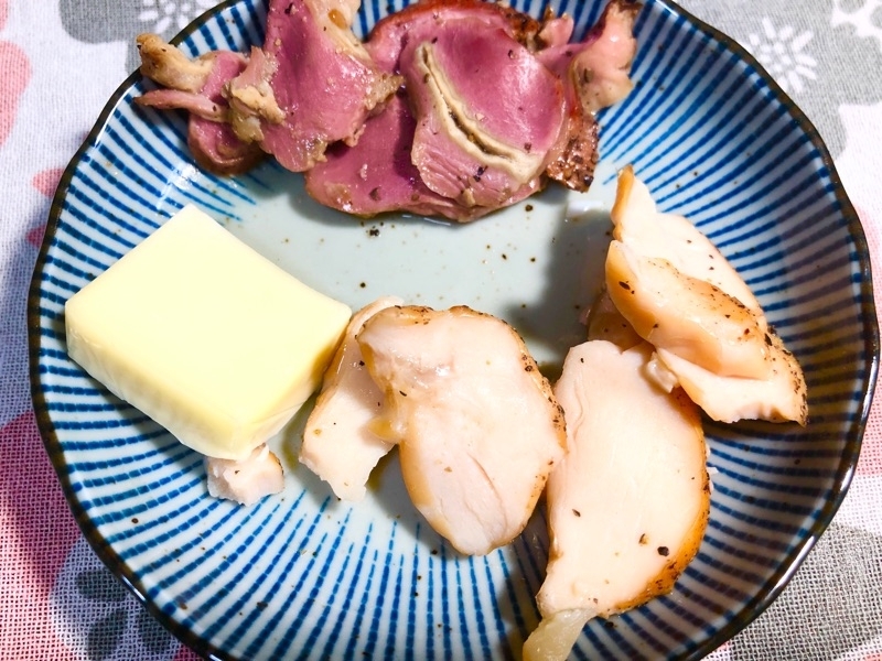 鶏の燻製とチーズを撮った写真