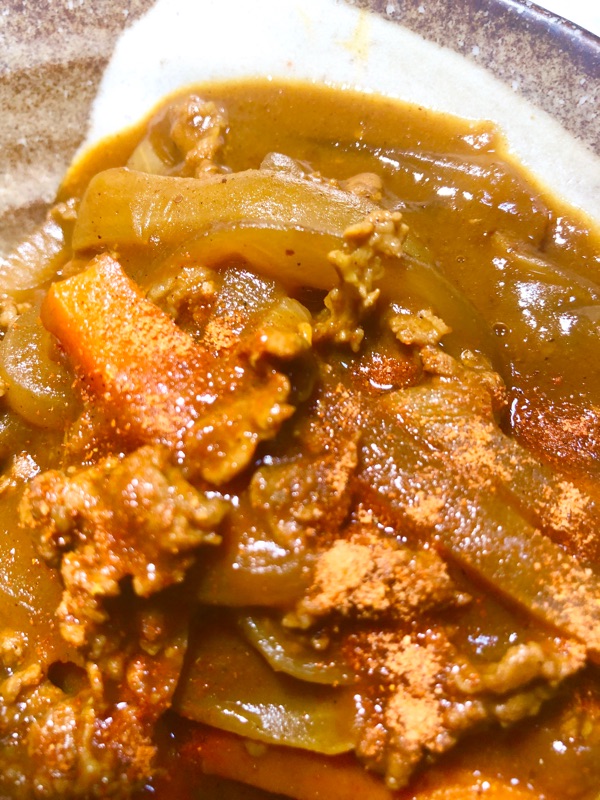 カレーに辛さ自在をかけて撮った写真