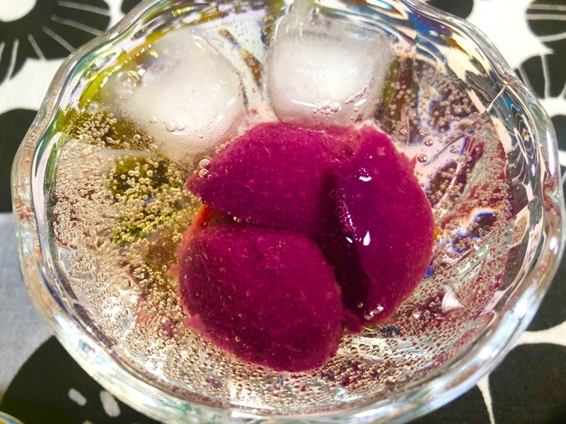 ブドウゼリーとスパクリングワインを撮った写真