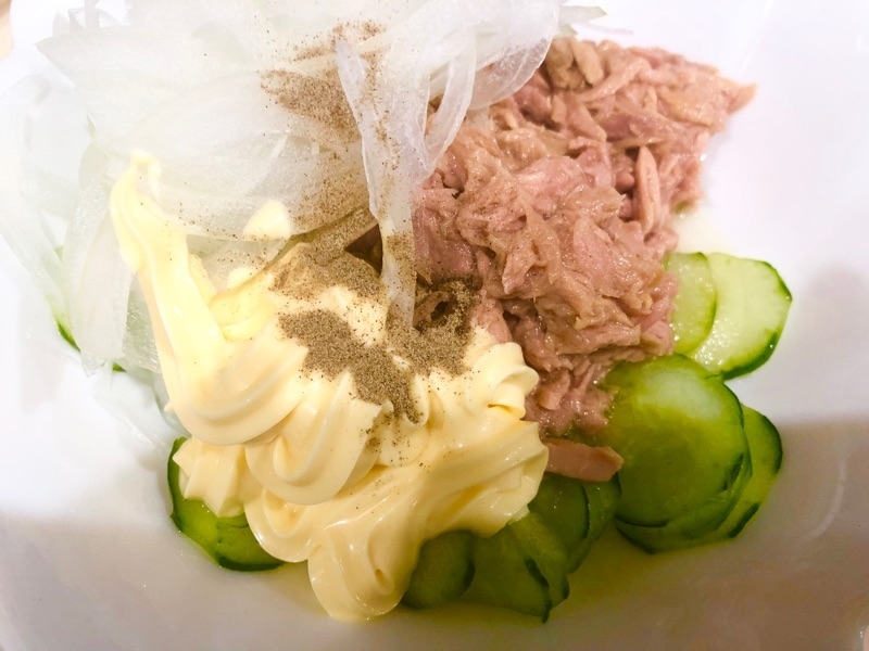 ツナとキュウリを撮った写真