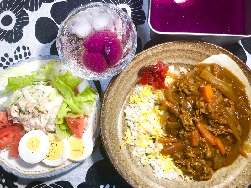 カレーとサラダとゼリーの夕食を撮った写真