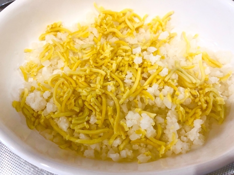 刻み低糖質麺とカリフラを混ぜて撮った写真