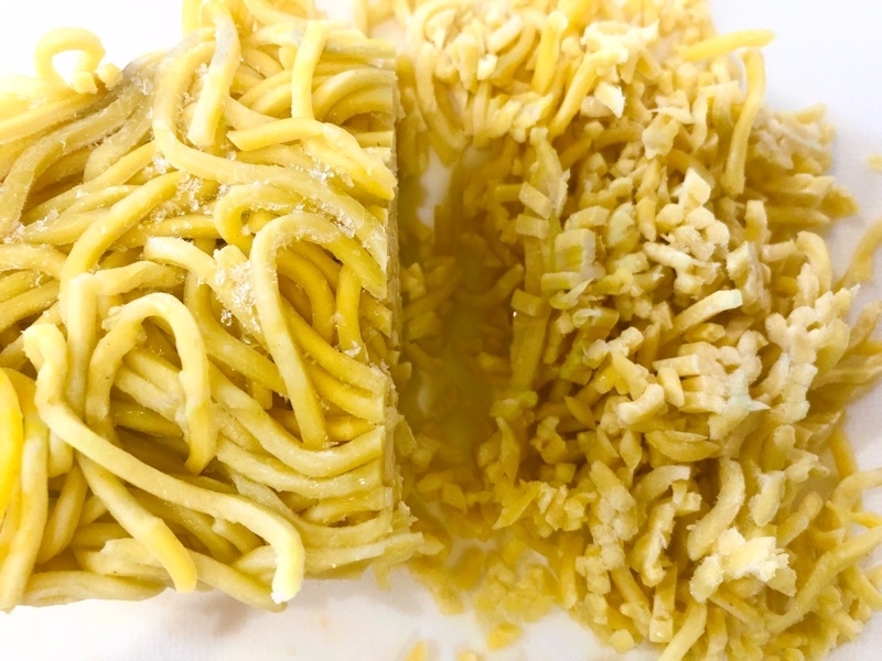 半解凍した低糖質麺を刻むところを撮った写真