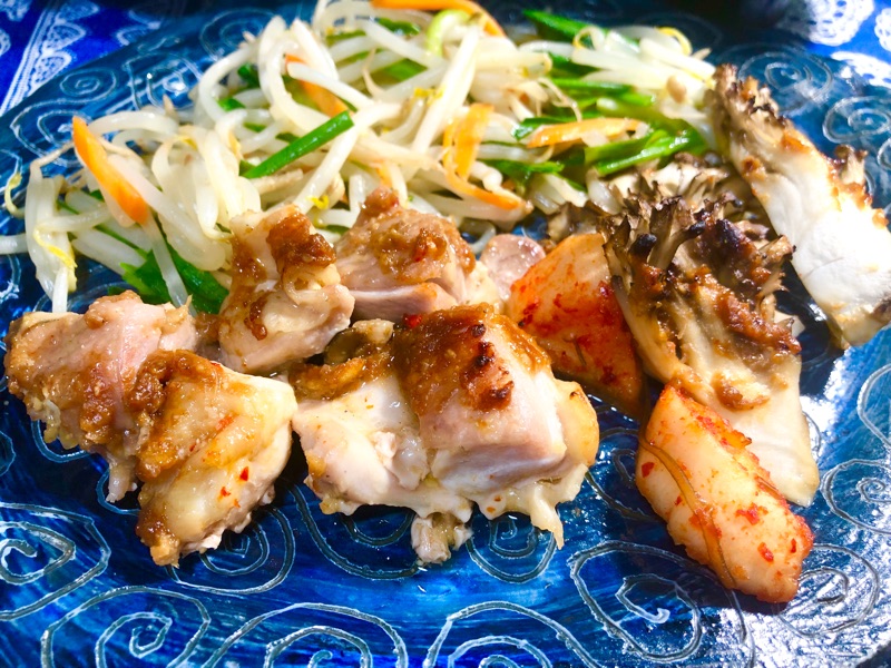鶏もも肉とマイタケのみそ焼きを盛りつけて撮った写真