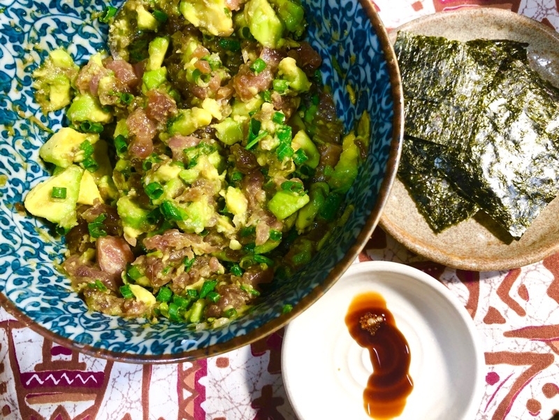 マグロとアボカドの和風ロミロミを撮った写真