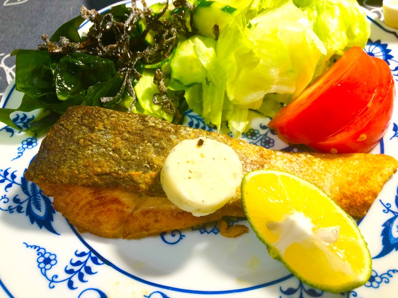 秋鮭のムニエルに白トリュフバターをのせて撮った写真