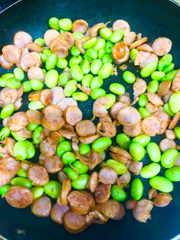 枝豆とソーセージを炒めて撮った写真