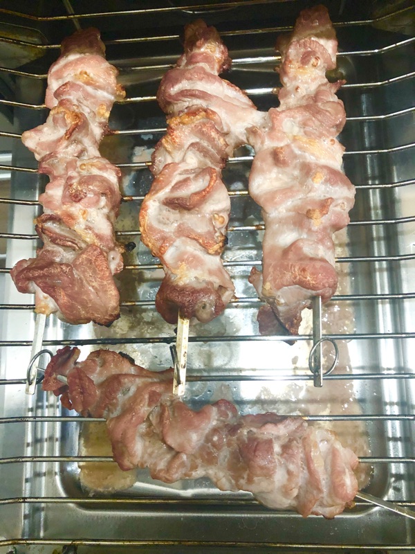 豚肉串を焼いたところを撮った写真