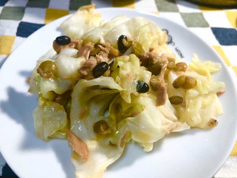 ツナとキャベツのガーリック炒めをよそって撮った写真