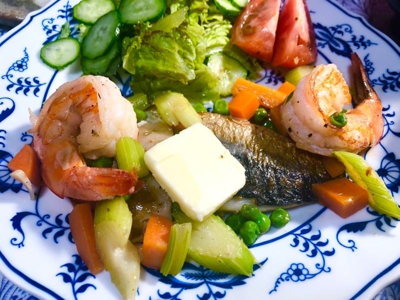 塩サバと海老のバター焼きを取り分けて撮った写真